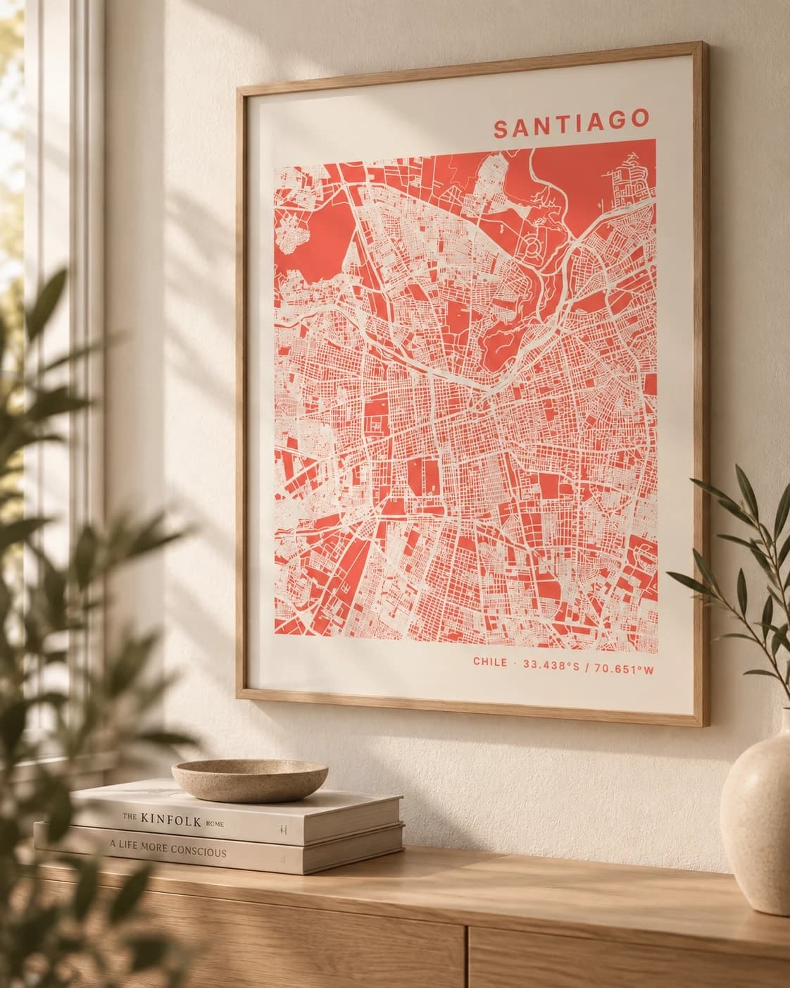 Poster de Santiago enmarcado sobre una cómoda de madera